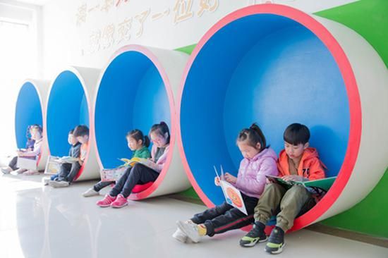 江苏南通，如皋市东皋幼儿园的孩子们在阅读图书。视觉中国 资料图