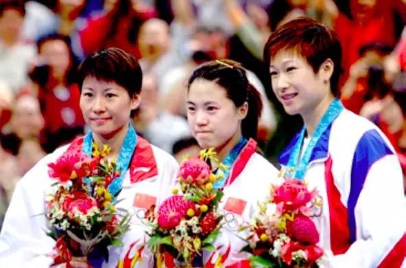 2000年李菊、王楠和陈静站在悉尼奥运会女单领奖台上