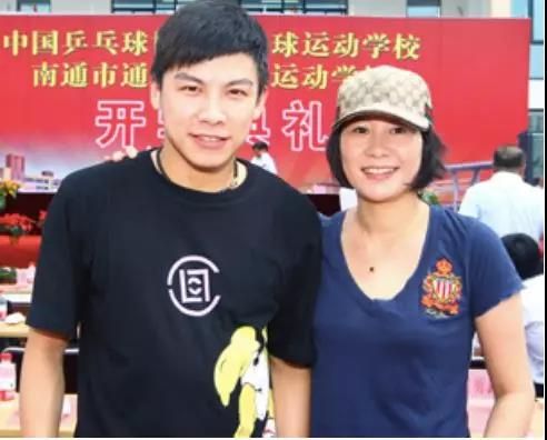 2010年，回到南通的李菊，和师弟陈玘一同出席南通乒乓球基地开学典礼