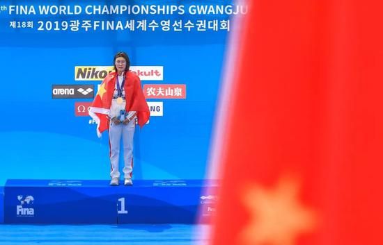  中国选手辛鑫在颁奖仪式上。新华社记者 夏一方 摄