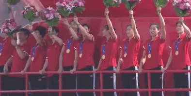 骄傲!女排压轴亮相国庆庆典 郎平挥舞花束歌唱祖国