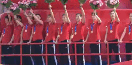 骄傲!女排压轴亮相国庆庆典 郎平挥舞花束歌唱祖国