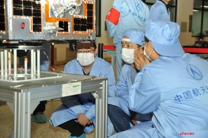  ▲中山大学天琴中心杨山清教授和华中科技大学引力中心涂良成教授与航天东方红卫星有限公司的工作人员正在进行“天琴一号”卫星发射前的最后测试检查工作。