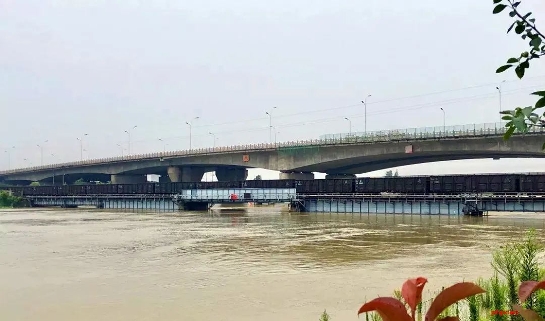 洪水袭来，为何要把火车开到桥上停着？