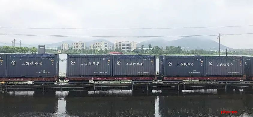 洪水袭来，为何要把火车开到桥上停着？