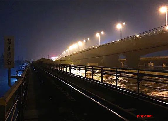 洪水袭来，为何要把火车开到桥上停着？