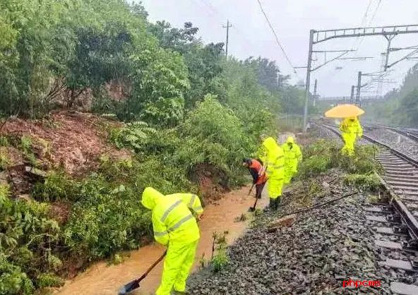 洪水袭来，为何要把火车开到桥上停着？