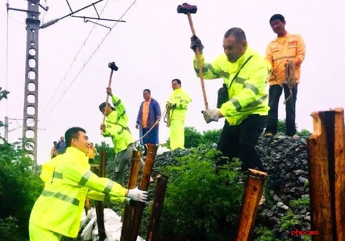 洪水袭来，为何要把火车开到桥上停着？