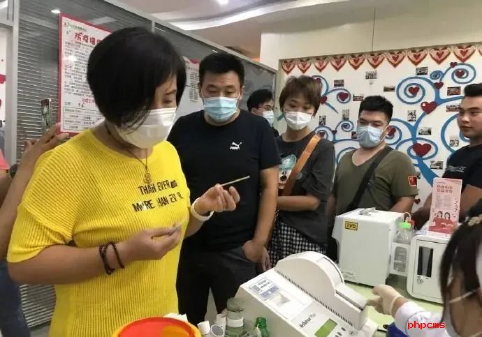 “ICU里的孩子急需用血”！近千人深夜排队，血库装不下了