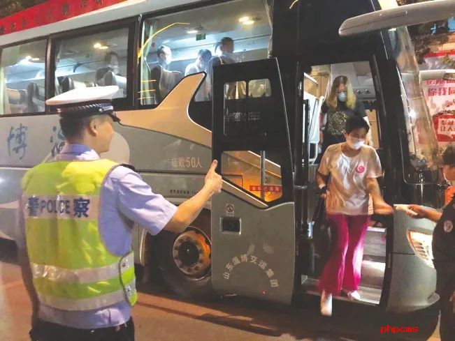 “ICU里的孩子急需用血”！近千人深夜排队，血库装不下了