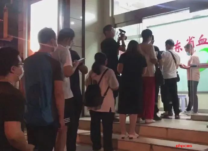 “ICU里的孩子急需用血”！近千人深夜排队，血库装不下了