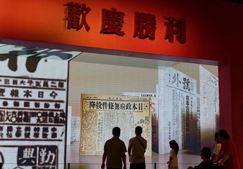 观众在中国人民抗日战争纪念馆参观