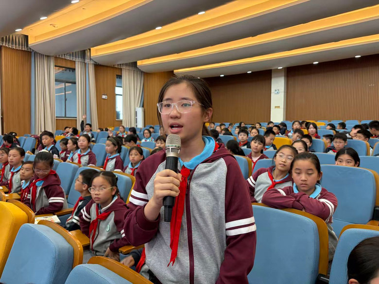 学生讲述扎染故事