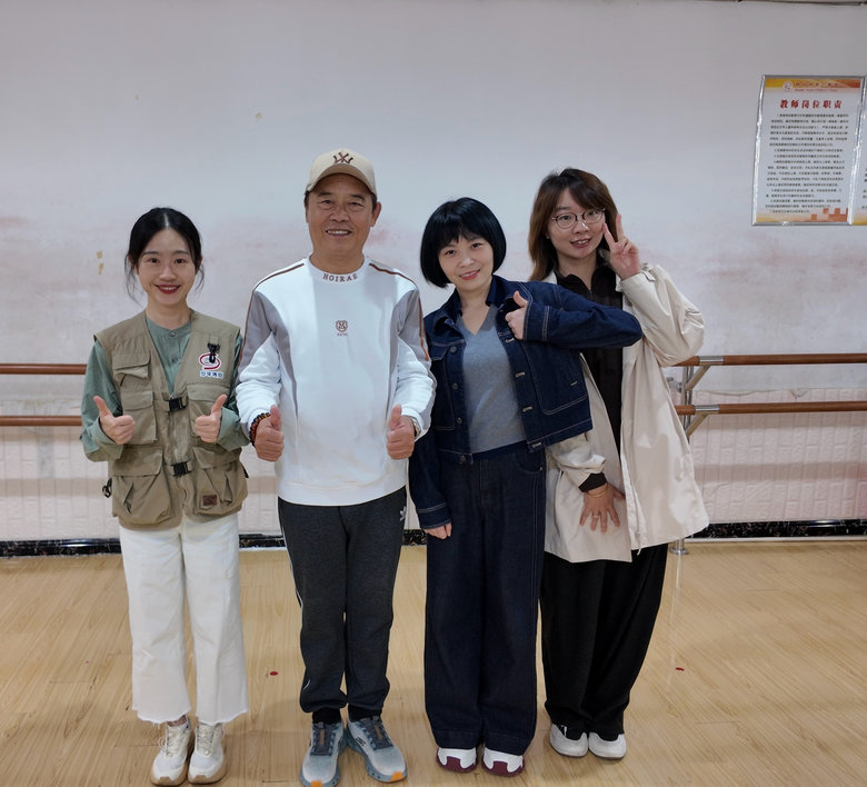 红领巾小记者与老师们合影