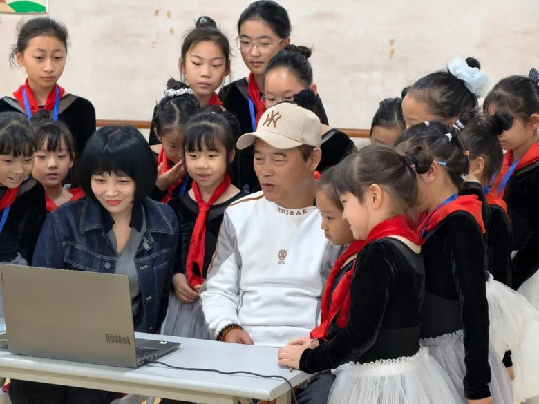 小记者们围在金明老师身边采访
