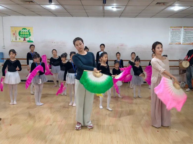 小记者体验花鼓灯闪身步